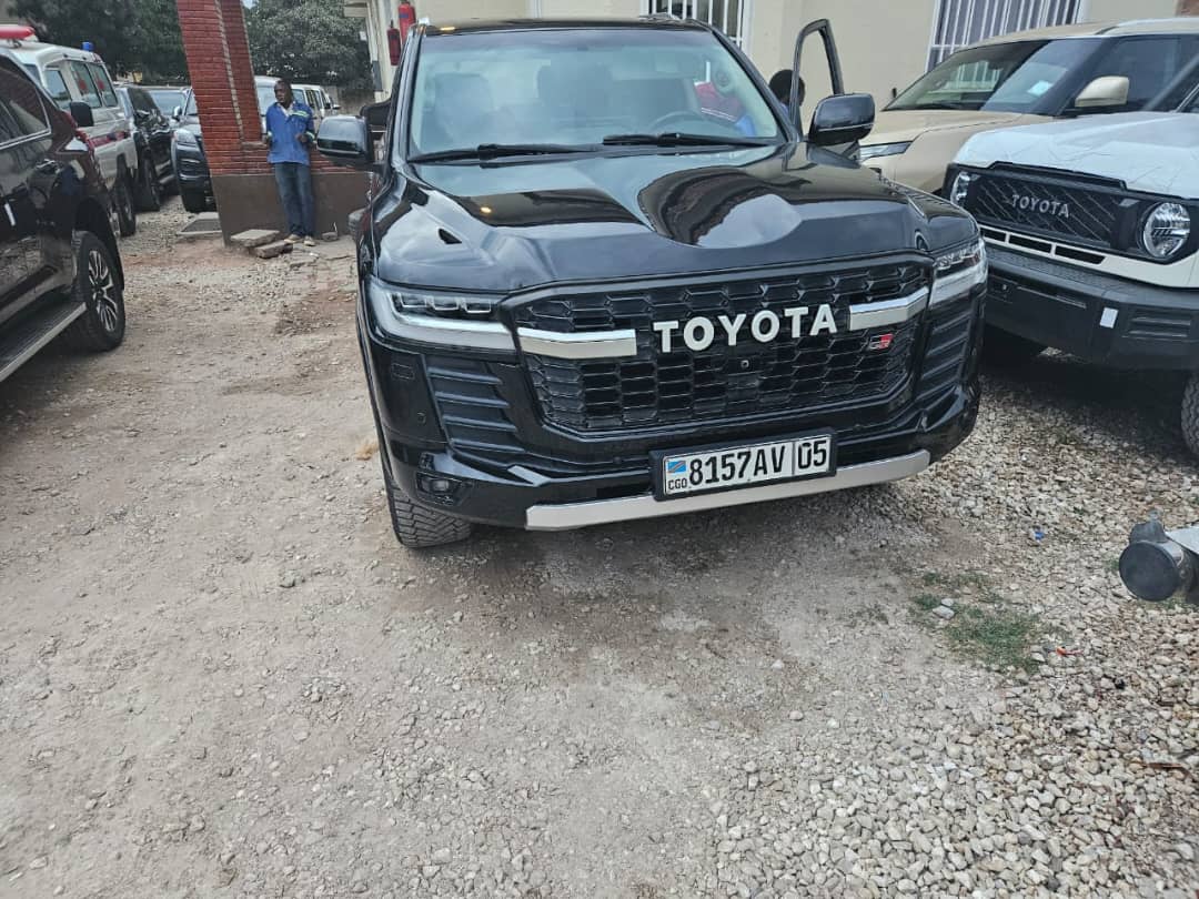 Toyota Land Cruiser V8 2023 - Import Japon