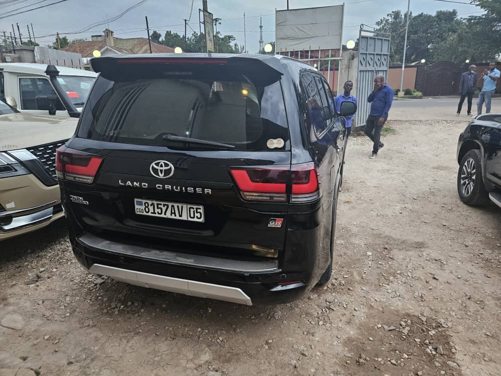 Toyota Land Cruiser V8 2023 - Import Japon - Image 2