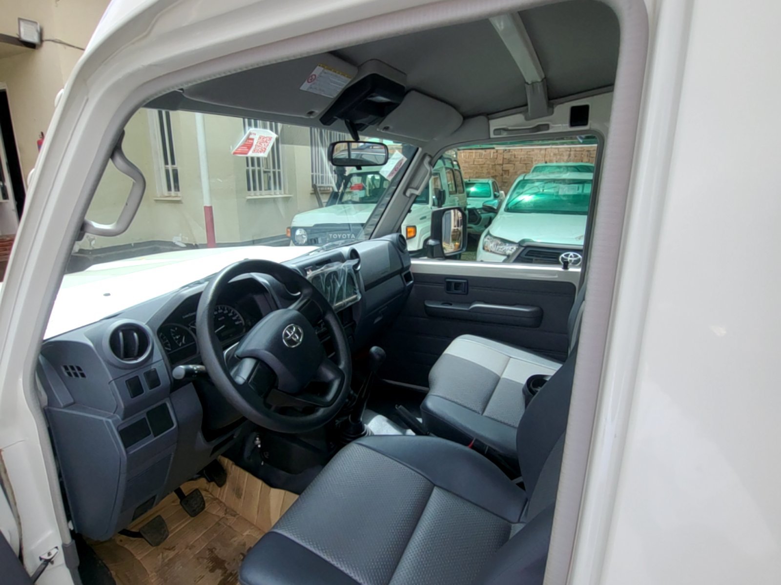 Toyota Land Cruiser missionnaire 4x4 - Excellent état - Image 5