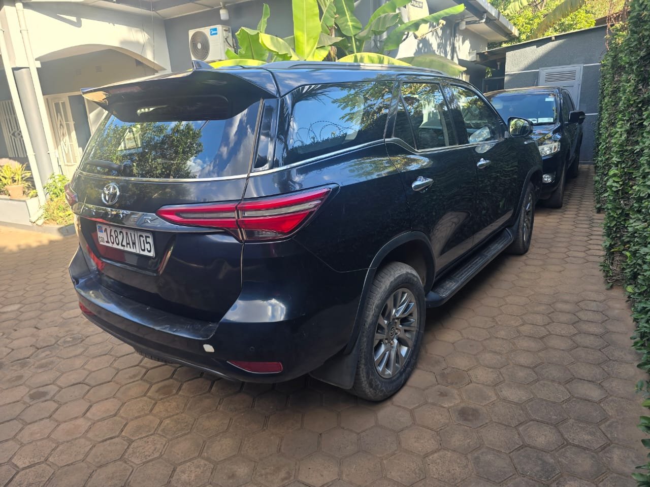 Toyota Fortuner 2022 noire - Excellent état - Image 3