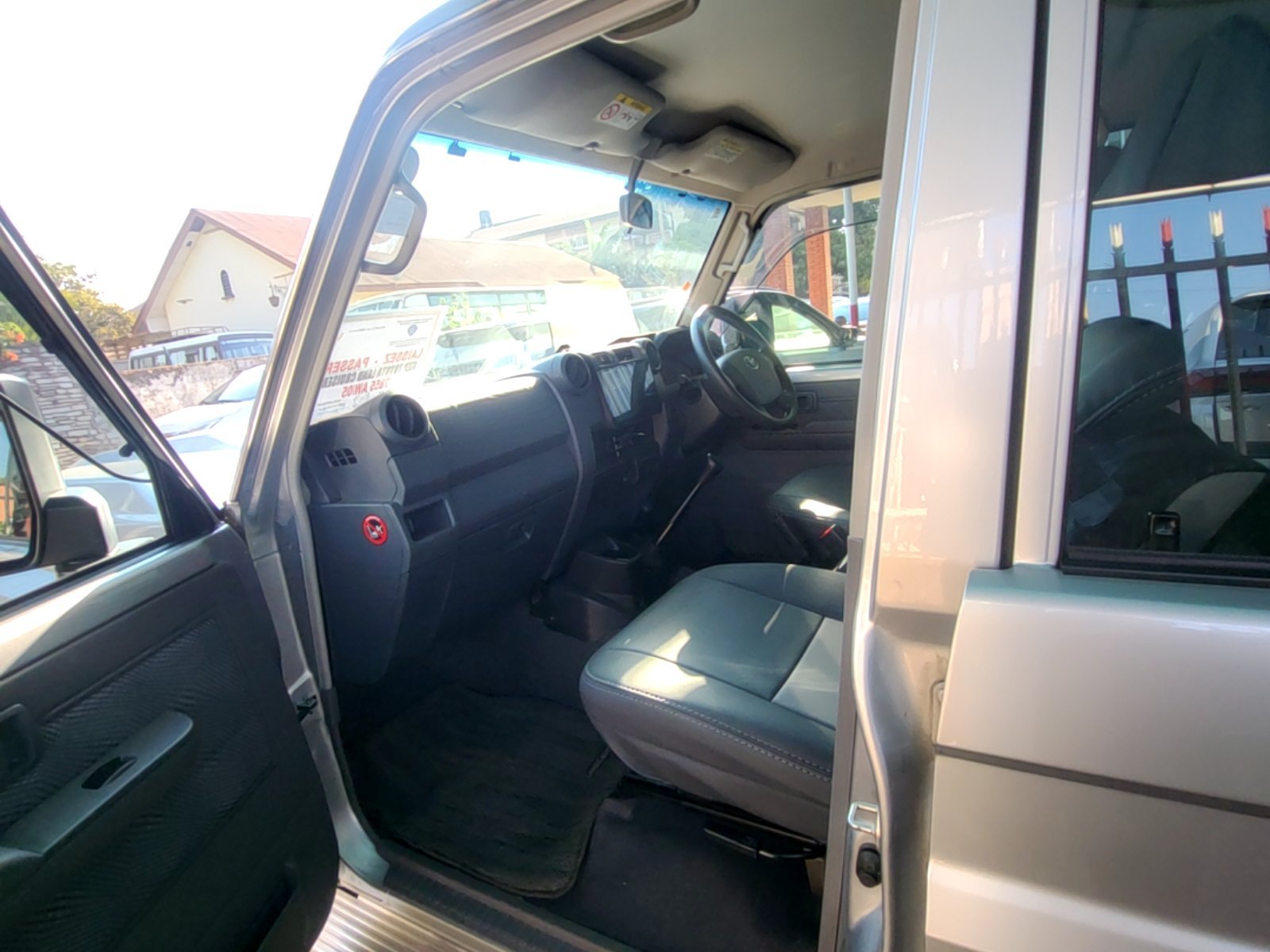 Toyota Land Cruiser LX 2015 - Excellent état - Image 5