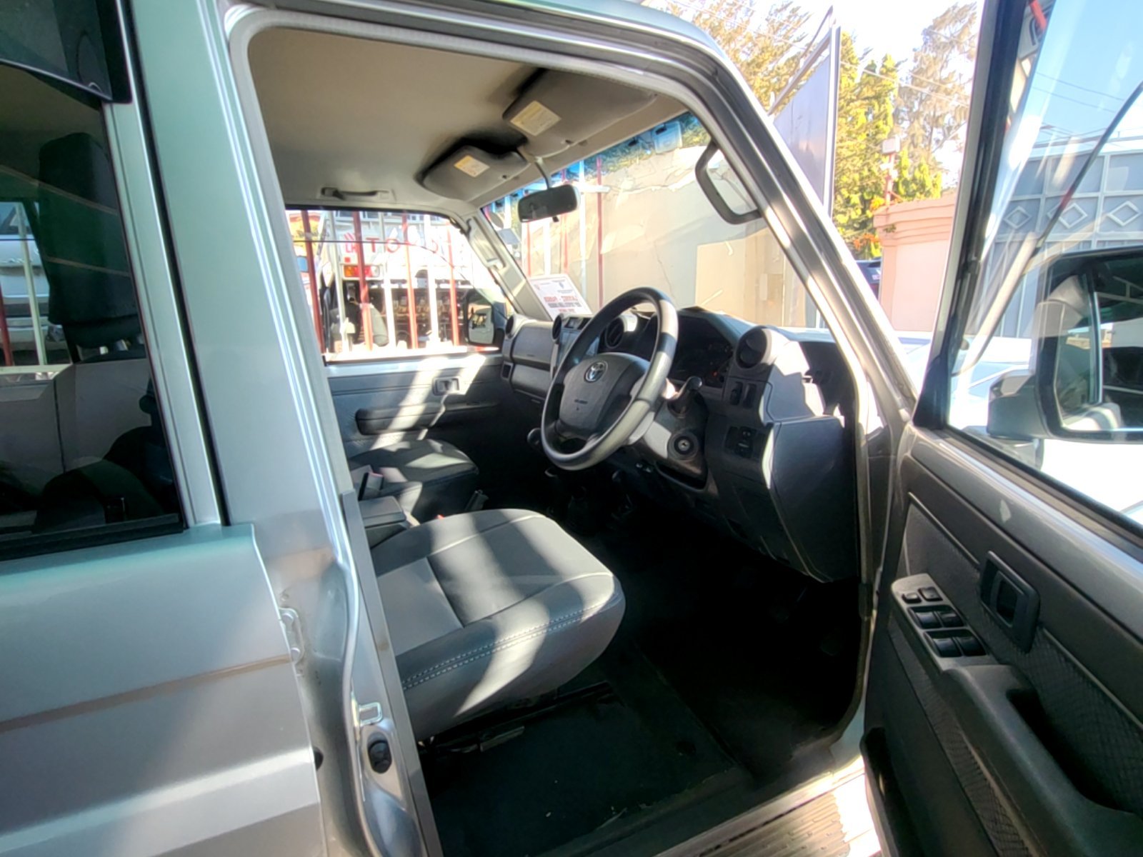 Toyota Land Cruiser LX 2015 - Excellent état - Image 11