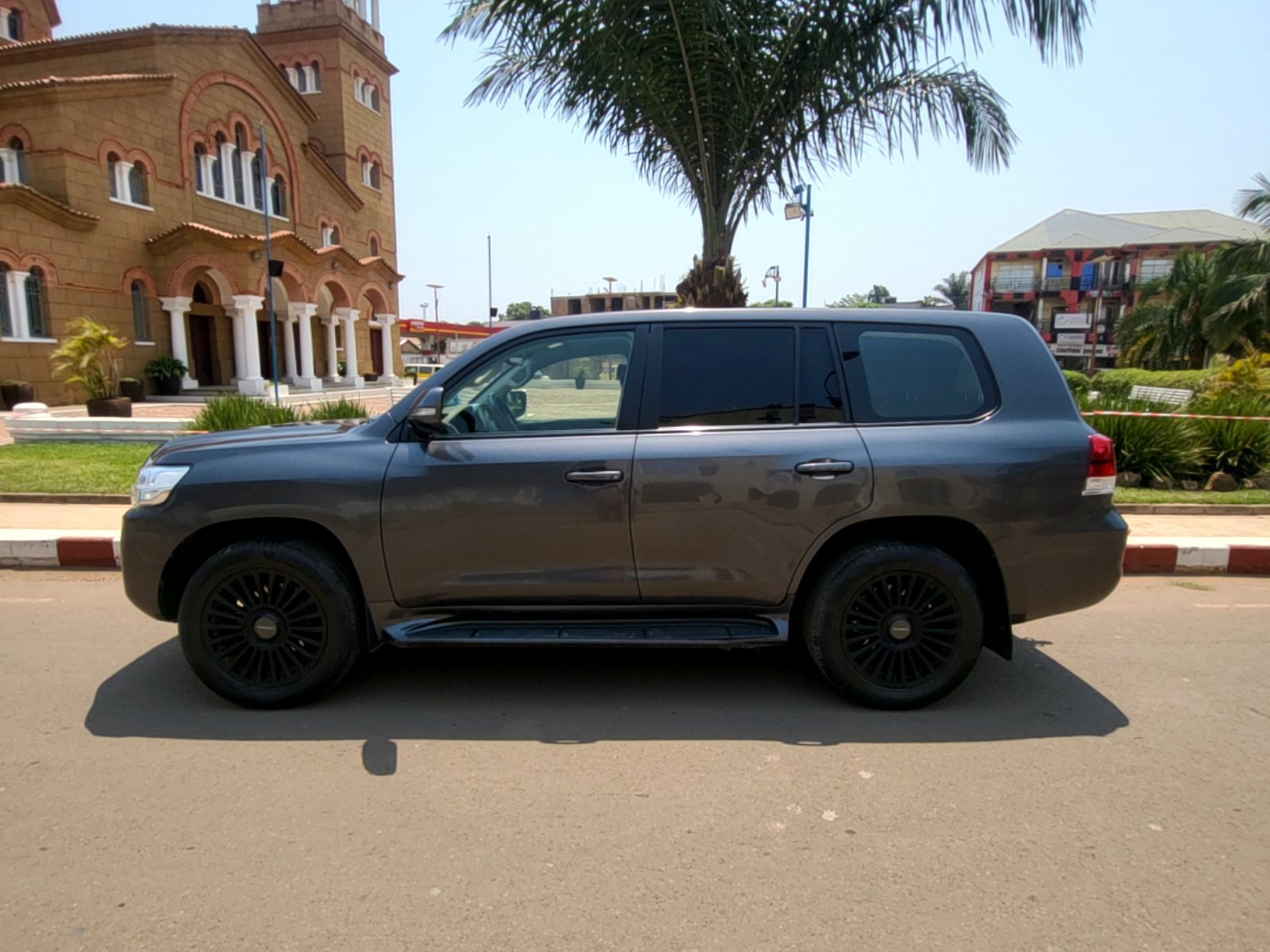 Toyota Land Cruiser EXR grise 2018 - Excellent état - Image 3