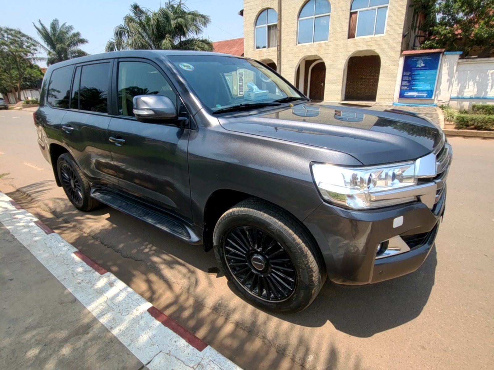 Toyota Land Cruiser EXR grise 2018 - Excellent état - Image 7