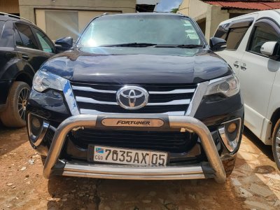 Toyota fortuner noire. Excellent état. 
