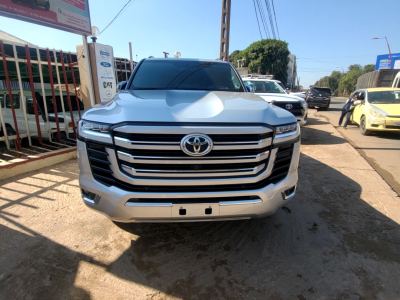 Toyota Land Cruiser VXR. 2025