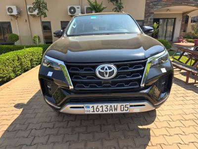 Toyota Fortuner 2022 noire - Excellent état