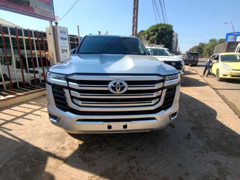 Toyota Land Cruiser VXR. 2025