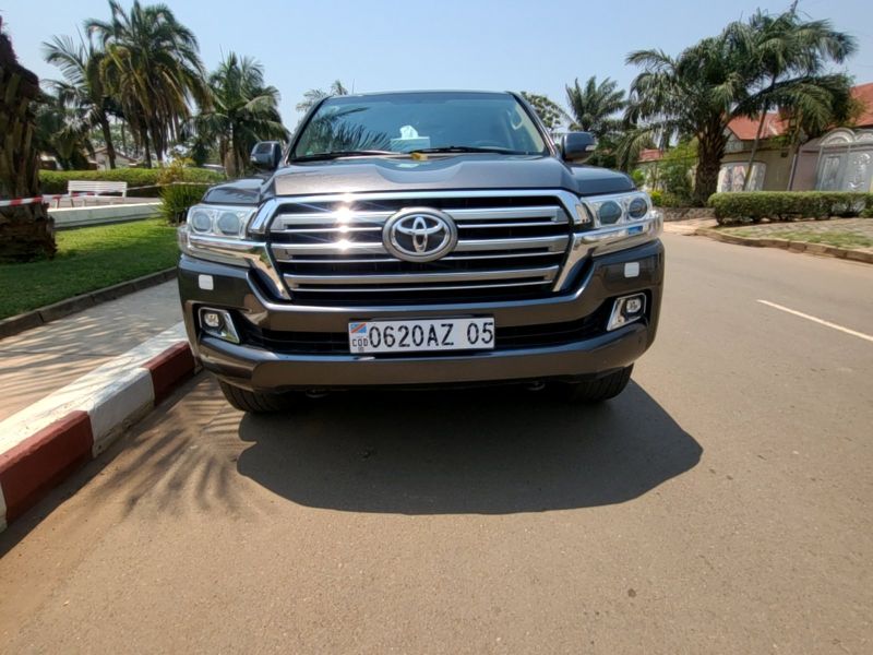 Toyota Land Cruiser EXR grise 2018 - Excellent état